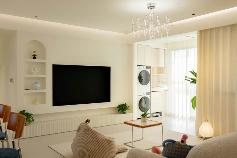 Die 24‑V‑Möbelschiene: Magnetstrom für Licht, Laden und Sensorik im Wohnzimmer