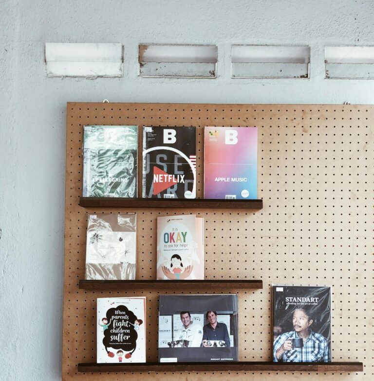 Das Helmholtz‑Regal: Bücherwand, die Bass zähmt – DIY-Möbel für ruhige Wohnzimmer