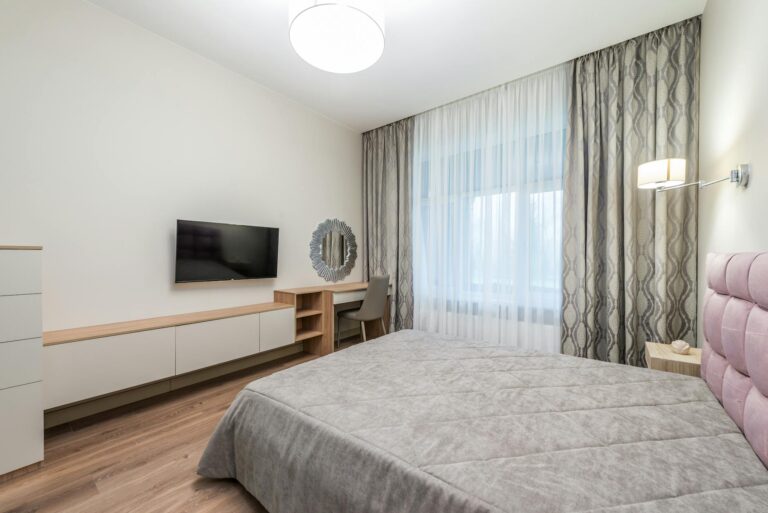 Unsichtbare 24‑V-DC-Sockelleisten: Magnetische Stromschienen für flexible Möbel, Licht und Sensorik