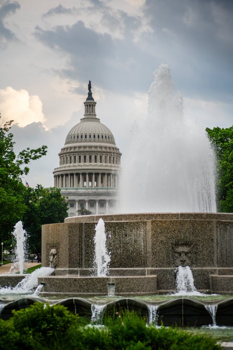 48‑V‑DC aus der Sockelleiste: Die unsichtbare Stromschiene für USB‑C‑Möbel und Licht
