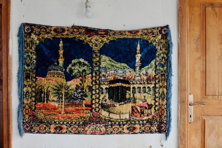 Thermoaktive Wandteppiche mit Kapillarmatten: Flächenkühlung ohne Zugluft für Wohnzimmer und Homeoffice