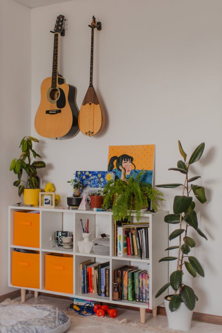 Bücherregale, die den Bass verschlucken: Unsichtbare Akustik im Wohnzimmer mit Resonanz-Fächern